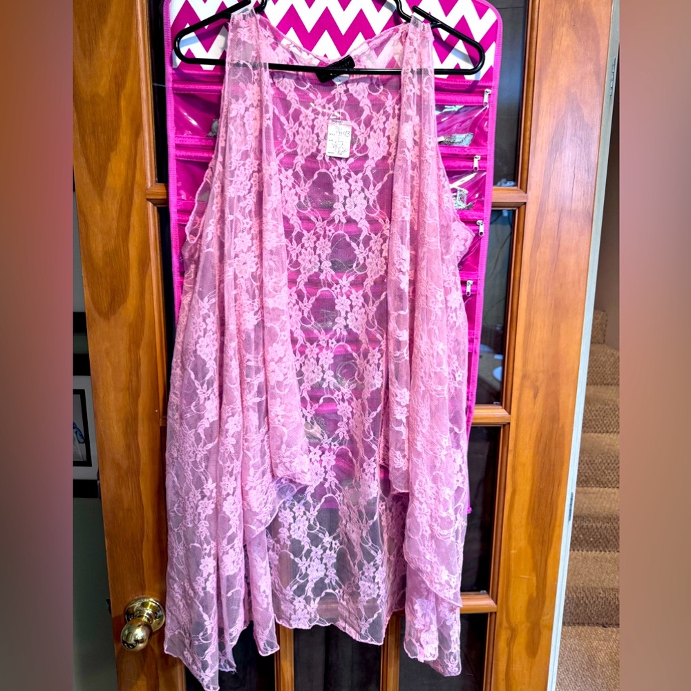 Women’s pink lace “vest” size large BNWT.